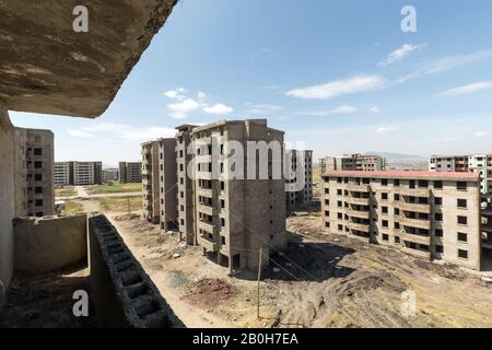 04.11.2019, Addis Abeba, , Etiopia - boom edilizio in Etiopia. Nuove aree residenziali sono in costruzione nella campagna alla periferia di Addi Foto Stock