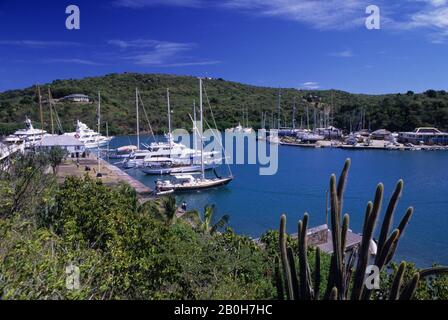 ANTIGUA, ENGLISH HARBOUR/NELSON'S DOCKYARD, VISTA DELLE BARCHE NEL PORTO Foto Stock