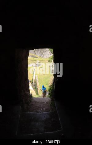 Vista dall'interno di una cella della Fortezza Vecchia di Corfù, Grecia. Foto Stock