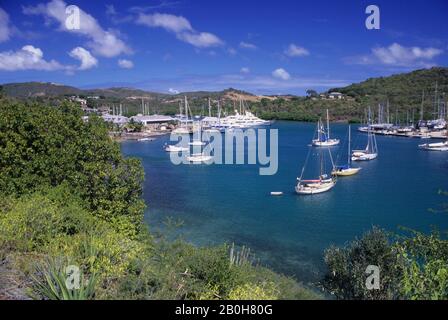 ANTIGUA, ENGLISH HARBOUR/NELSON'S DOCKYARD, VISTA DELLE BARCHE NEL PORTO Foto Stock
