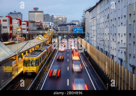 09.12.2019, Essen, Renania Settentrionale-Vestfalia, Germania - Metropolitana e auto in auto sull'autostrada A40 durante le ore di punta di traffico nel centro della città di Essen. Foto Stock