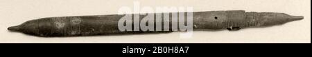 Throw Stick, Secondo Periodo Intermedio - Antico Regno, Dinastia 17 - Dinastia 18, Ca. 1635–1458 a.C., Dall'Egitto, dall'Egitto superiore, da Tebe, da Asasif, dal cortile CC 41, dall'Abisso 3, Dalle Sepolture B x, 1915–16, dal legno, L. 20,6 cm (8 1/8 in Foto Stock