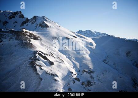 Montagne innevate nei Pirenei nella valle di Ossau nei Pirenei francesi. Foto Stock