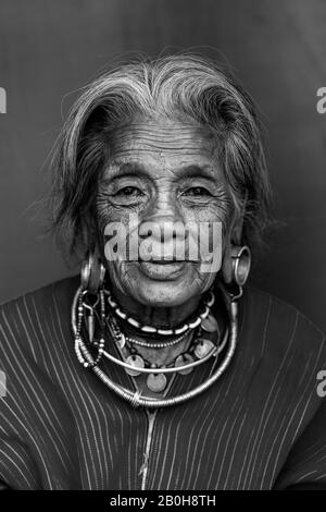 Una Donna Anziano Del Gruppo Etnico Di Kayaw, Villaggio Di Htay Kho, Loikaw, Myanmar. Foto Stock