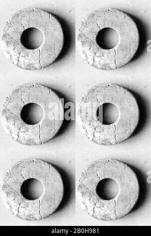 Disco, Cina, dinastia Han (206 a.C.–d.C. 220), Cultura: Cina, Giada, Diam. 2 poll. (5,1 cm), Giada Foto Stock