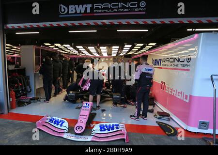 Barcellona, Spagna. 20th Feb, 2020. 20th Febbraio 2020; Circuit De Barcelona, Barcellona Catalunya, Catalogna, Spagna; Formula 1 Pre Season Testing One; Bwt Racing Point F1 Team Mechanics Lavora Su Sergio Perez Car Credit: Action Plus Sports Images/Alamy Live News Foto Stock