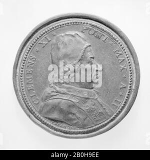 Medaglia: Ottone Hamerani, Clemente XI (Papa 1700-21), Italiano, Roma, Medalista: Ottone Hamerani (1694-1768), 18th secolo, Italiano, Roma, Bronzo, patina marrone, Diametro: 51 mm, Medaglie e Plaquettes Foto Stock