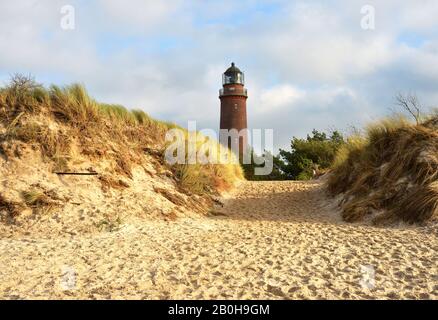 Splendida vista sulle dune di sabbia del faro sulla penisola di Darß vicino al villaggio Prerow in Germania Foto Stock
