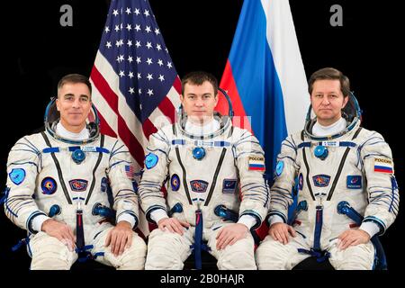 International Space Station Expedition 63 membri di primo equipaggio posa per un ritratto di gruppo al Gagarin Cosmonaut Training Center 18 dicembre 2019 a Star City, Russia. Seduti da sinistra a destra sono: Chris Cassidy della NASA, Nikolai Tikhonov del Roscosmo, e Andrei Babkin del Roscosmo. Foto Stock