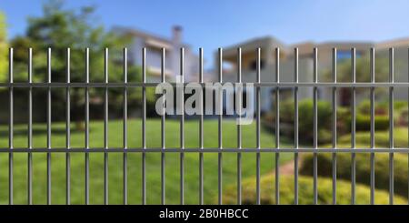 Sicurezza della casa, concetto di protezione antifurto. Recinzione in metallo con barre in acciaio, edificio residenziale sfocato e sfondo giardino. figura 3d Foto Stock