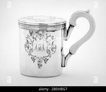 Johann Bernhard Hertz (Hentz), tazza Da Barba con coperchio e manico; piatto di sapone (parte di un set), russo, San Pietroburgo, Johann Bernhard Hertz (Hentz) (master 1834–1855), 1848–49, russo, San Pietroburgo, argento; argento, avorio, a) H. (con coperchio) 3 7/8 in. (9,8 cm); W. 2 3/4 in. (7cm); L. (con maniglia) 5 1/2 in. (14 cm); L. (senza maniglia) 3 1/2 in. (8,9 cm), b) 7/16 x 2 13/16 x 3 3/8 in. (1,1 x 7,1 x 8,6 cm), c) 4 1/2 x 5/8 x 1 15/16 in. (11,4 x 1,6 x 4,9 cm), d) 1 3/8 x 2 9/16 x 3 1/4 poll. (3,5 x 6,5 x 8,3 cm), In Combinazione Metallo-argento Foto Stock