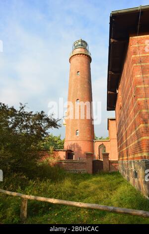 Faro storico al Darsser Ort vicino Prerow, mar baltico, Germania Foto Stock
