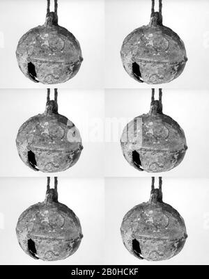 Horse Bell, Giappone, periodo di Kofun (ca. 300–710), Cultura: Giappone, Bronzo, H. 1 7/8 in. (4,8 cm); diam. 1 3/4 poll. (4,4 cm), Metallo Foto Stock