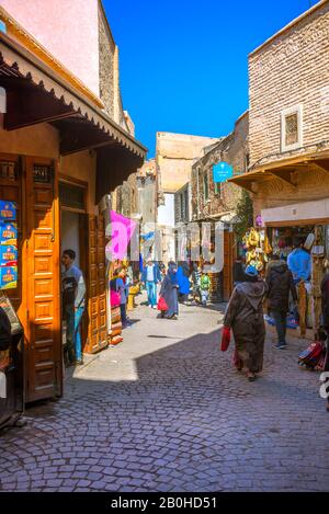 Mercato marocchino (souk) nella città vecchia (medina) di Marrakech, Marocco Foto Stock