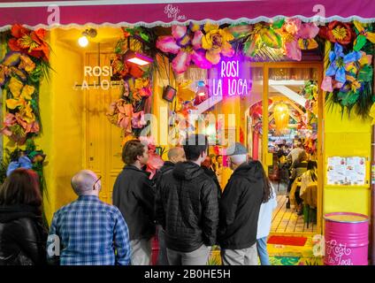 Persone in coda fuori Rosi la Loca tapas bar / ristorante vicino Paza Mayor nel centro di Madrid. Madrid, Spagna Foto Stock