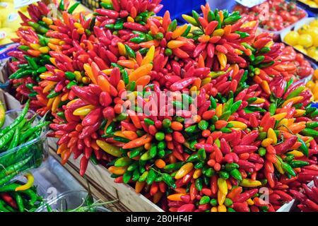 Peperoncini colorati in vendita al mercato Foto Stock