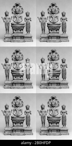 Buddha protetto Naga Fiancheggiato da Avalokiteshvara e Prajnaparamita, Thailandia o Cambogia, periodo di Angkor, Data 12th o 13th secolo, Thailandia o Cambogia, Bronzo, Nel Complesso: H. 15 1/2 in. (39,4 cm); W. (30,5 cm); D. 4" (10,2 cm), scultura Foto Stock