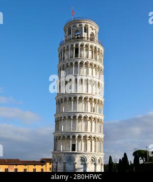 Torre Pendente di Pisa con cielo blu Foto Stock