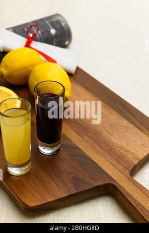 Due dosi di zenzero al limone e succo di barbabietola con limoni. Concetto di vita sana, vegano, dieta, detox Foto Stock