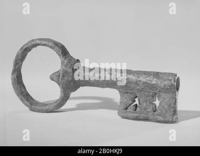 Chiave a forbice o a cassa, probabilmente italiana settentrionale o forse tedesca, 17th secolo, probabilmente italiana settentrionale o forse tedesca, ferro Battuto, Nel Complesso: 5 5/8 × 2 3/8 × 1 1/2 in. (14,3 × 6 × 3,8 cm), Ferro-Metallo Foto Stock