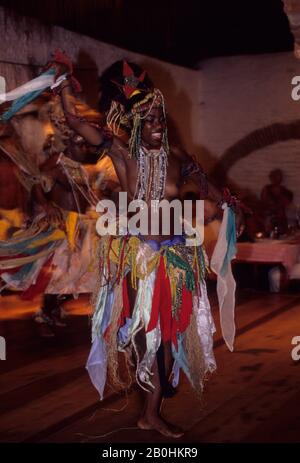 BRASILE, SALVADOR DE BAHIA, SPETTACOLO DI DANZA CULTURALE, CAPOEIRA (ARTI MARZIALI) Foto Stock