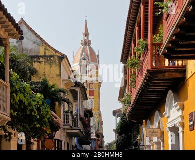 Cattedrale di Cartagena e architettura coloniale nella Città Vecchia (città murata) di Cartagena, Colombia Foto Stock