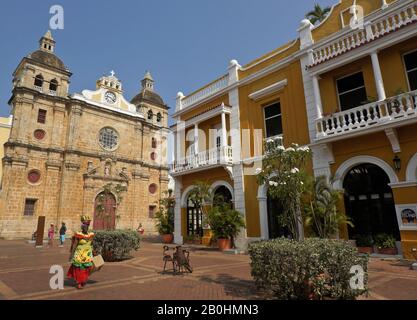 Iglesia de San Pedro Claver e edificio coloniale in Plaza San Pedro Claver all'interno della città murata (Las Murallas) di Cartagena, Colombia Foto Stock