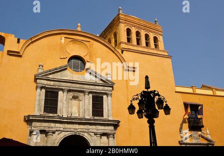 Cattedrale di Santo Domingo all'interno della città murata (Las Murallas) di Cartagena, Colombia Foto Stock