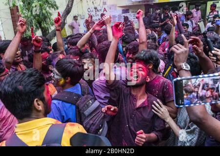 Calcutta, India. 20th Feb, 2020. L'Unione Degli Allievi di DSF celebra la loro vittoria dopo l'elezione di Jadavpur.Il conteggio di voto per l'elezione dell'Unione degli studenti è stato completato nell'università di Jadavpur, Bengala occidentale. Nel reparto tecnico, tutti i posti sono stati insaccati da DSF (Democratic Students Front). Nel reparto di scienza WTI (noi l'indipendente) vince e SFI (Federazione Degli Studenti dell'India) vince nel reparto di arti. Credit: Tamal Shee/Sopa Images/Zuma Wire/Alamy Live News Foto Stock