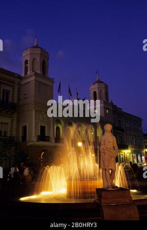 PUERTO RICO, SAN JUAN, PLAZA DE ARMAS, FONTANA CON CITY HALL IN BACKGROUND DI NOTTE Foto Stock