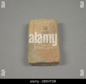 Tavoletta votiva, Cina, dinastia Tang (618–907), Cultura: Cina, terracotta invetriata, H. 3 3/16 in. (8,1 cm); W. 1 3/4 in. (4,4 cm), scultura Foto Stock