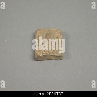Tavoletta votiva, Cina, dinastia Tang (618–907), Cultura: Cina, terracotta invetriata, H. 1 1/2 in. (3,8 cm); W. 1 1/8 in. (2,6 cm), scultura Foto Stock