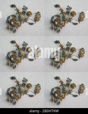 Frammento Di Headdress, Cina, dinastia Qing (1644–1911), Cultura: Cina, Oro, piume, perle, W. 2 15/16 in. (7,5 cm); L. 3 1/2 in. (8,9 cm), Gioielli Foto Stock