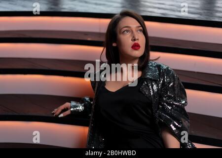 Cantante Jazz Sul Palco Al Dress Rehearsal O Dopo Le Prestazioni Sotto Spotlight. Glamour Foto Stock