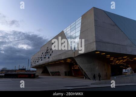 Il centro scientifico Phaeno attira visitatori alle sue mostre in continua evoluzione. Il centro si trova convenientemente vicino alla stazione ferroviaria di Wolfsburg. Foto Stock