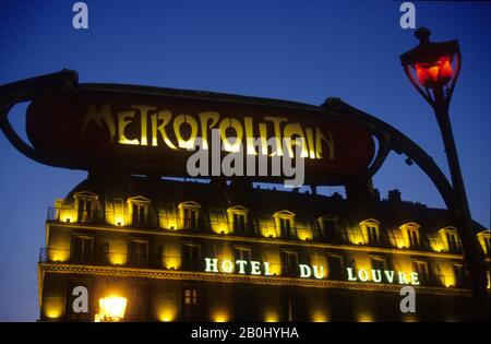 Art Deco Metropolitan station segno, Paris Metro , Ile de france, Paris Foto Stock