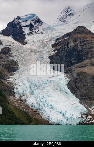 Il ghiacciaio Berg scivola nel Lago di Berg sul Monte Robson Al Mount Robson Provincial Park, British Columbia, Canada Foto Stock