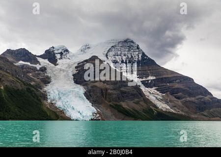 Il ghiacciaio Berg scivola nel Lago Berg con il ghiacciaio Mist lontano, sul Monte Robson Al Mount Robson Provincial Park, British Columbia, Canada Foto Stock