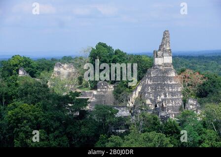 GUATEMALA, TIKAL, VISTA DELLA GRAND PLAZA, DEL TEMPIO I E DELLA FORESTA PLUVIALE DA TEMPLE V Foto Stock