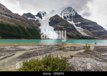 Vista dal ghiacciaio di Hargreaves Shelter of Berg che scorre nel lago Berg nel Mount Robson Provincial Park, British Columbia, Canada Foto Stock