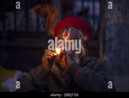 Kathmandu, Nepal. 20th Feb, 2020. Un Sadhu (l'uomo santo indù) fuma marijuana usando un chillum un tradizionale tubo di argilla come offerta Santa alla vigilia di Maha Shivaratri.Maha Shivaratri, 'la Grande Notte di Shiva', una festa indù è celebrata in onore di Lord Shiva, che è osservato da canti preghiere e digiuno. Credit: Bivas Shrestha/Sopa Images/Zuma Wire/Alamy Live News Foto Stock