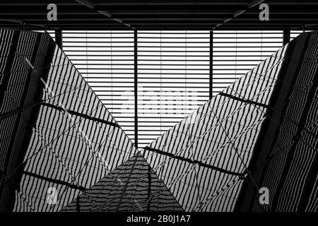 Di più London Riverside edificio astratto architettura basso angolo prospettiva vista di riflessi di vetro specchiato come una composizione simmetrica surreale Foto Stock