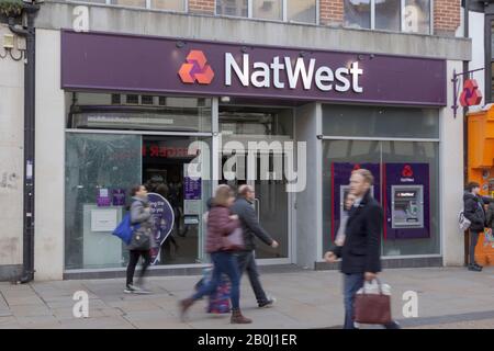 Oxford, Oxfordshire, Regno Unito. 23rd marzo 2019. Shopping nel Regno Unito. Acquirenti e Turisti a Nat West Bank nella pittoresca Oxford. Foto Stock