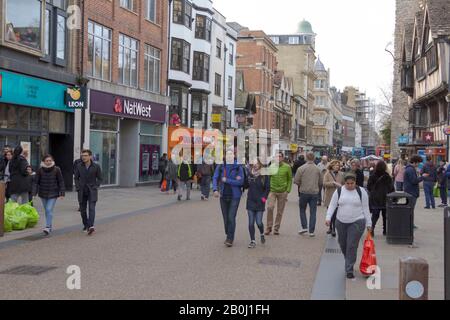 Oxford, Oxfordshire, Regno Unito. 23rd marzo 2019. Shopping nel Regno Unito. Acquirenti e Turisti a Nat West Bank nella pittoresca Oxford. Foto Stock