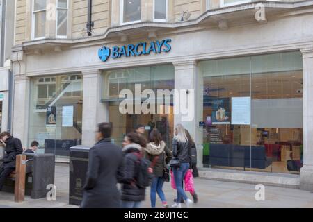 Oxford, Oxfordshire, Regno Unito. 23rd marzo 2019. Shopping nel Regno Unito. Acquirenti e Turisti alla Barclays Bank nella pittoresca Oxford. Foto Stock