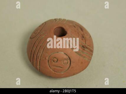 Fuso Whorl, peruviano; costa nord (?), A.D. 1-500, Perù, peruviano; costa nord (?), ceramica, Diam. 15/16 poll. (2,4 cm), Attrezzi in ceramica Foto Stock