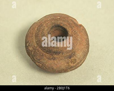 Fuso Whorl, peruviano; costa nord (?), A.D. 1-500, Perù, peruviano; costa nord (?), ceramica, Diam. 15/16 poll. (2,4 cm), Attrezzi in ceramica Foto Stock