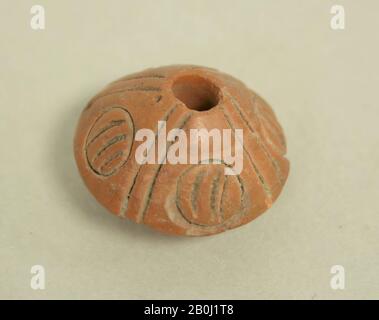 Fuso Whorl, peruviano; costa nord (?), A.D. 1-500, Perù, peruviano; costa nord (?), ceramica, Diam. 7/8 poll. (2,3 cm), Attrezzi in ceramica Foto Stock