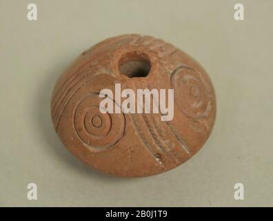 Fuso Whorl, peruviano; costa nord (?), A.D. 1-500, Perù, peruviano; costa nord (?), ceramica, Diam. 15/16 poll. (2,4 cm), Textiles-Implements Foto Stock