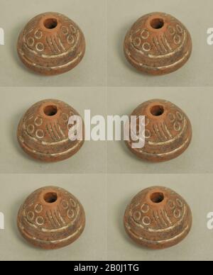 Fuso Whorl, peruviano; costa nord (?), A.D. 1-500, Perù, peruviano; costa nord (?), ceramica, Diam. 3/4 poll. (1,9 cm), Attrezzi in ceramica Foto Stock